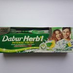 Зубная паста Мята и лимон "Свежий гель" со щеткой Dabur Herb'l 150г