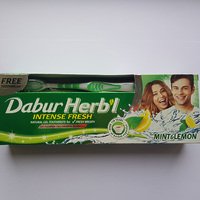 Зубная паста Мята и лимон "Свежий гель" со щеткой Dabur Herb'l 150г
