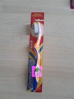 Зубная щетка Fresh & White Max effect средней жесткости